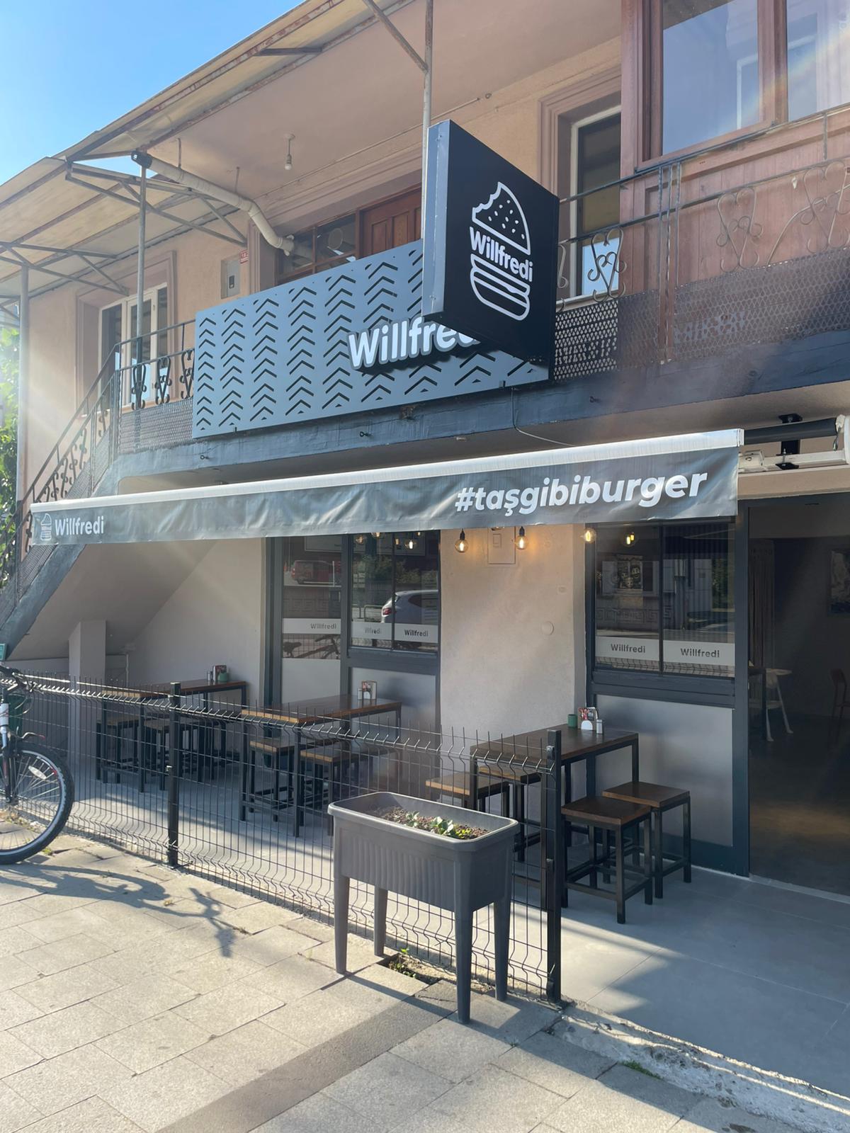 WillFredi Burger restoran dış cephe ve teras alanı, Düzce